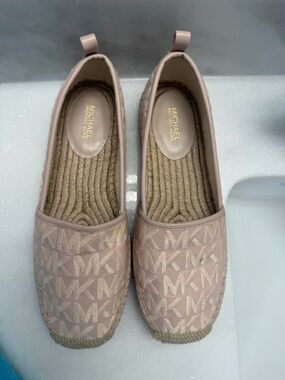 BRAND NEW NEVER WORN Michael Kors Blush Pink MK Logo Espadrille Flats
